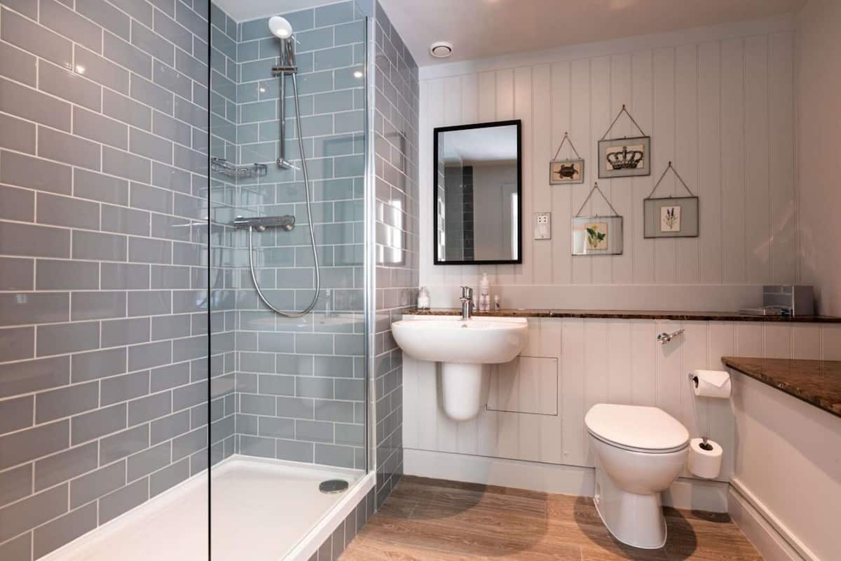 classic double room | bathroom | combined shower/bathtub, free toiletries, hair dryer, towels