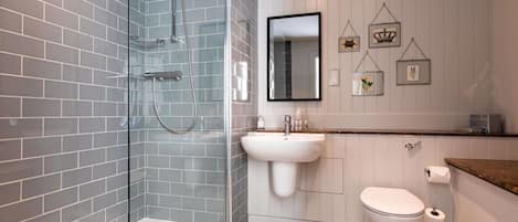 Classic Double Room | Bathroom | Combined shower/tub, free toiletries, hair dryer, towels