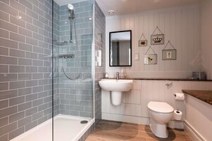 Bañera con ducha, artículos de tocador gratuitos, secador de pelo