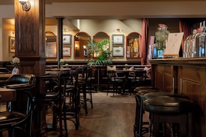 Lounge - Crown Hotel (Chertsey)