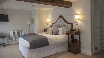 Superior Quadruple Room, Multiple Beds | Individually decorated, individually furnished, iron/ironing board