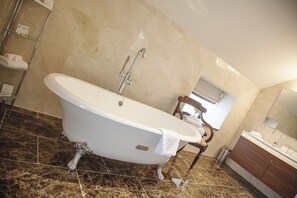 Superior-Vierbettzimmer, Mehrere Betten | Badezimmer | Duschwanne, kostenlose Toilettenartikel, Haartrockner, Bademäntel
