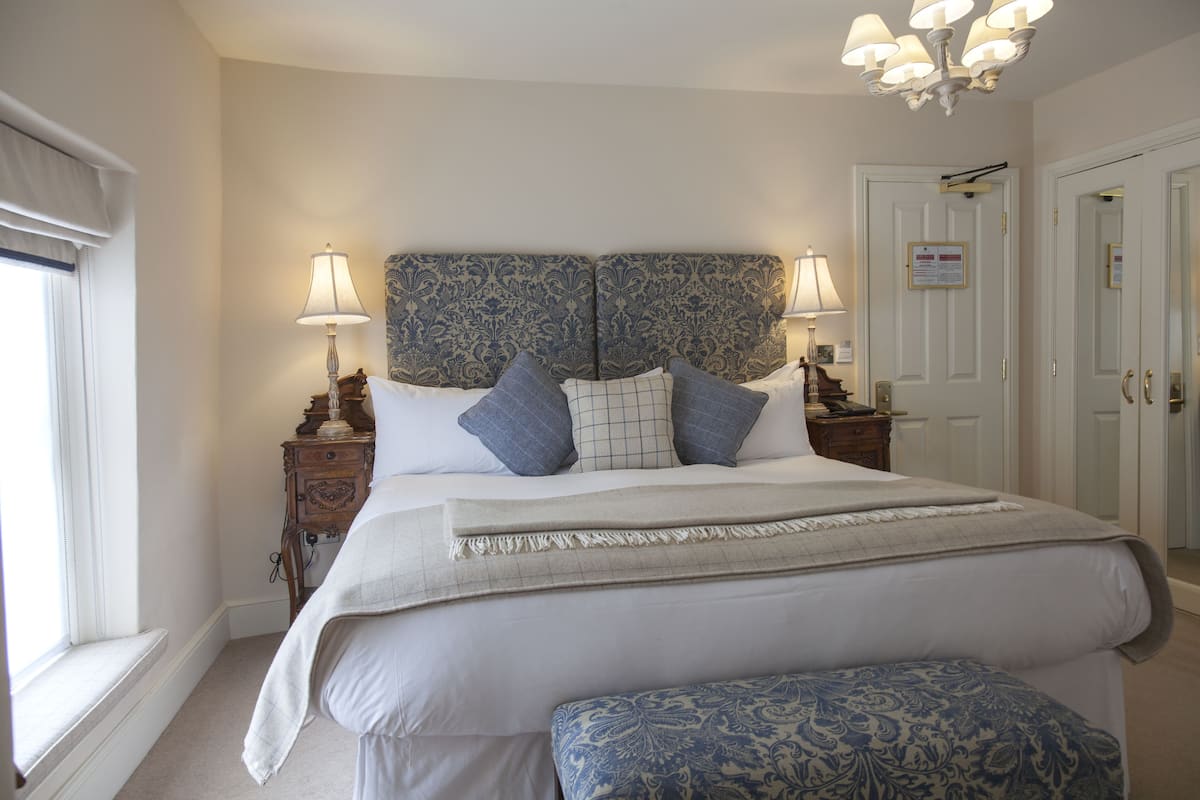 Deluxe Double Room (2 Adults + 1 Child)