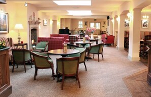 Melayani sarapan, makan siang, makan malam; sajian masakan Inggris 