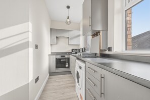 Executive Apartment, 1 Bedroom | Private kitchen