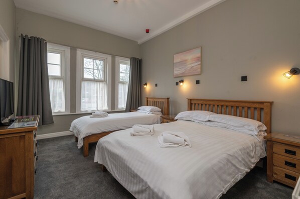 Habitación | Ropa de cama de alta calidad, colchones Select Comfort, escritorio