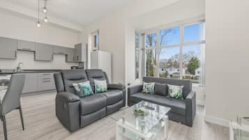 Apartemen Eksekutif, 2 kamar tidur | Area keluarga | Televisi LCD 22-inci dengan saluran TV digital dan TV