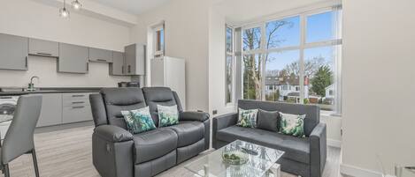 Executive Apartment, 2 Bedrooms | Living area