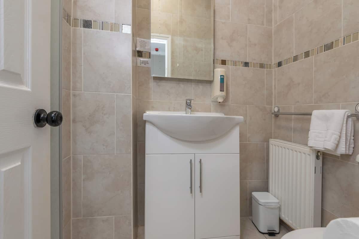 room | bathroom | shower, hair dryer, towels