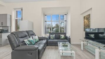 Apartamento executivo, 2 quartos | Área de estar | TV LCD 22 polegadas com canais digitais, TV