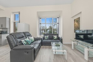 Executive Apartment, 2 Bedrooms | Living area