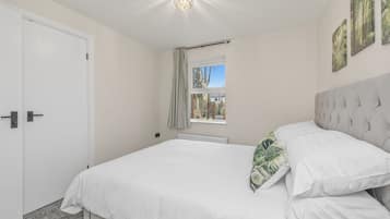 Apartamento executivo, 2 quartos | Roupas de cama premium, camas Select Comfort, escrivaninha