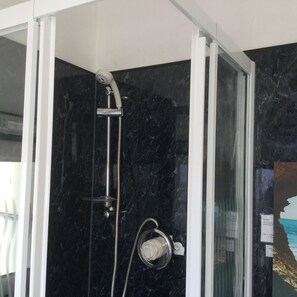 Shower, free toiletries, hair dryer, towels - Newburgh Guesthouse (Torquay)