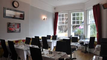 Se ofrece un desayuno inglés (10 GBP por persona)