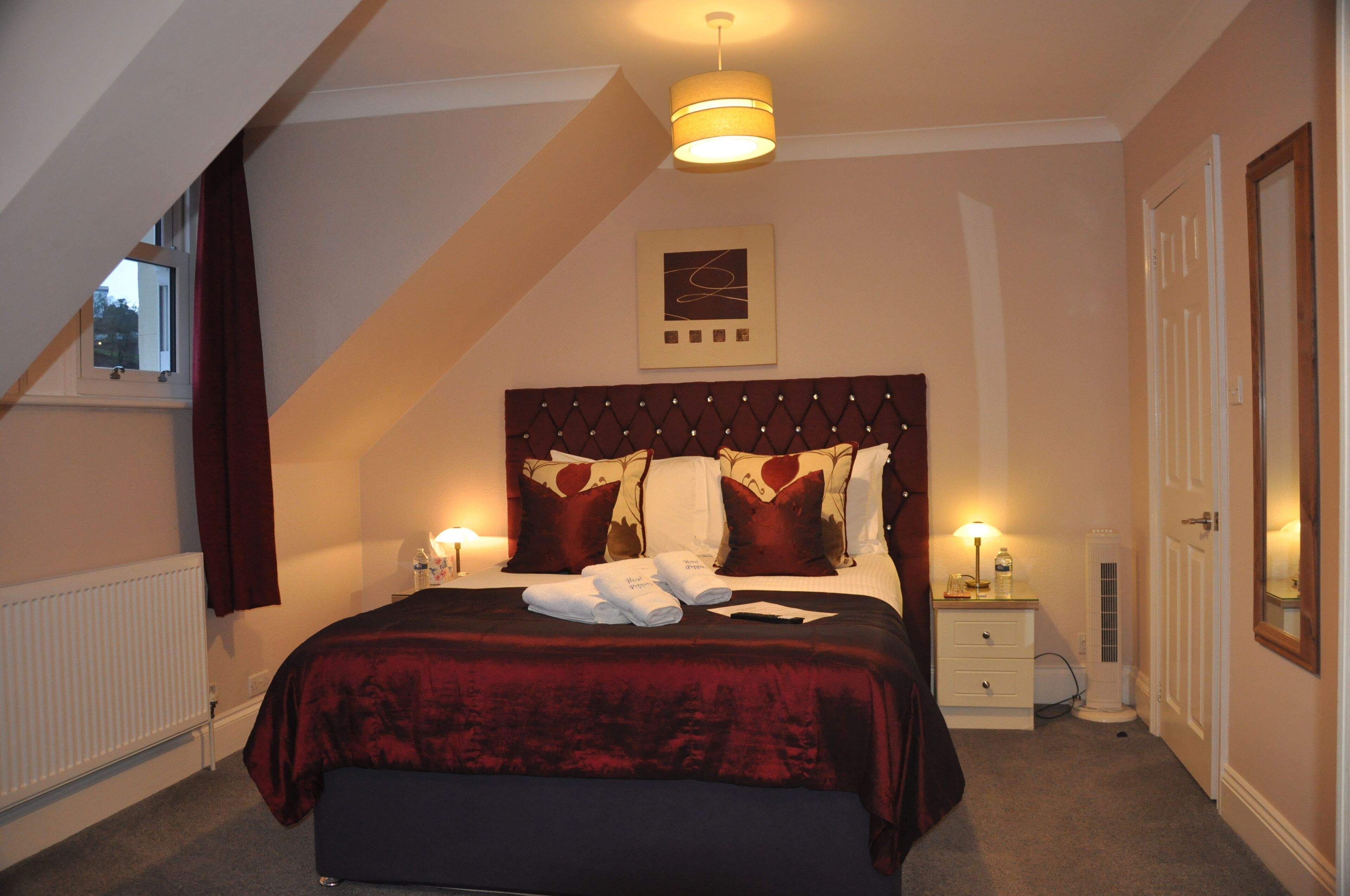 Luxury Double Room, With King Bed, Ensuite, With Cabrio Balcony | Sábanas de algodón egipcio y ropa de cama de alta calidad