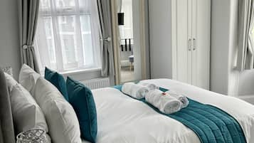 Luxury Double Room, 1 King Bed, Room 1 | Roupas de cama premium, camas Select Comfort, cortinas blackout