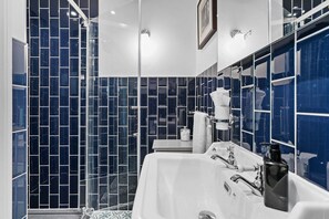 Superior Double Room | Bilik Mandi | Kelengkapan dandanan diri berjenama, pengering rambut, jubah mandi 