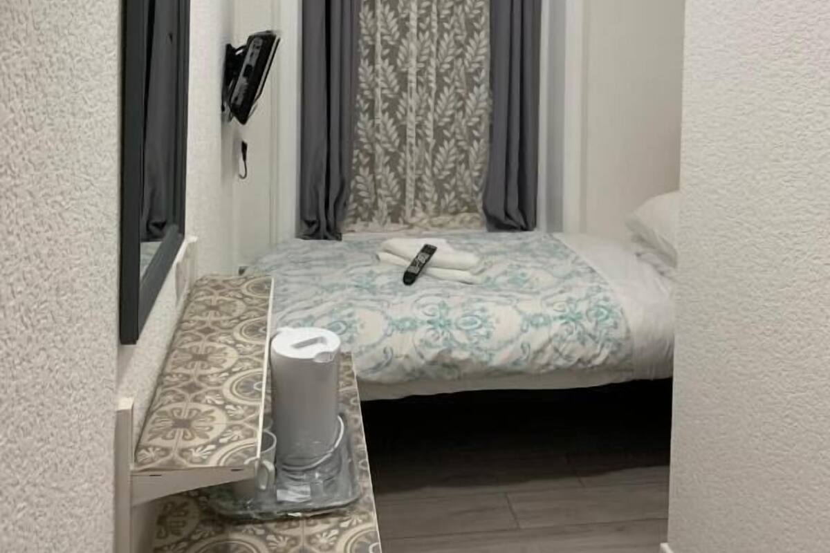 Single Room | 1 bedroom, in-room safe, iron/ironing board, free WiFi