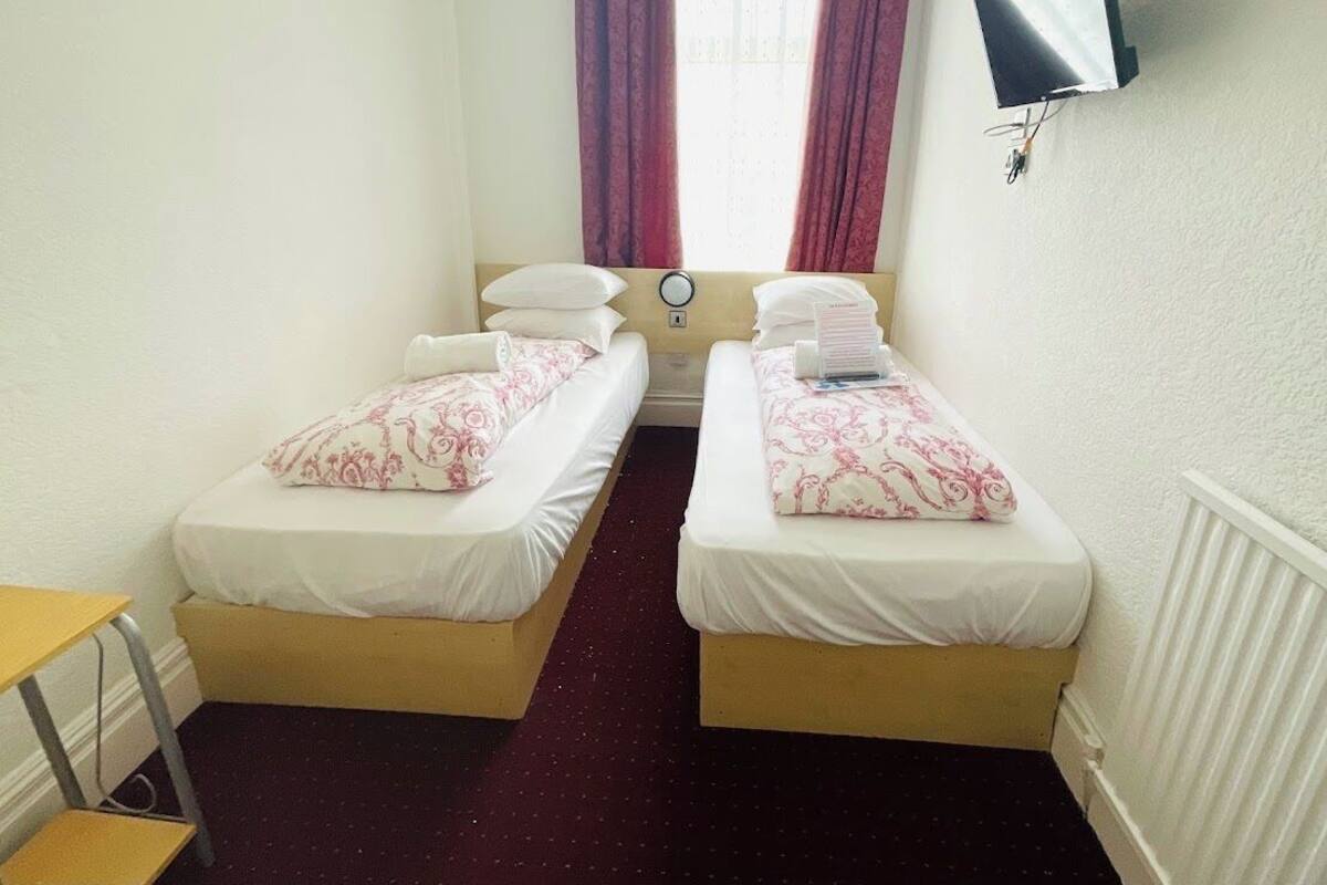 Twin Room | 1 bedroom, in-room safe, iron/ironing board, free WiFi