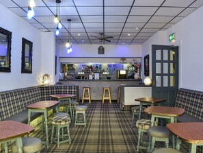 2 bars/lounges