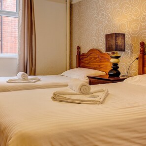Quarto duplo standard | Wi-Fi de cortesia, roupa de cama