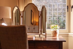 The House Executive Room (located at 5 Hampton Terrace)