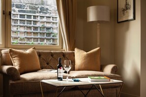 Egyptian cotton sheets, premium bedding, in-room safe - The Roseate Edinburgh (Edinburgh)