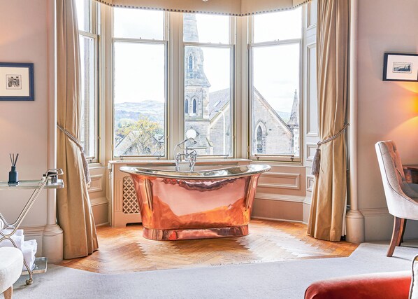 The Roseate Suite (located at 4 West Coates) | Draps en coton égyptien, literie de qualité