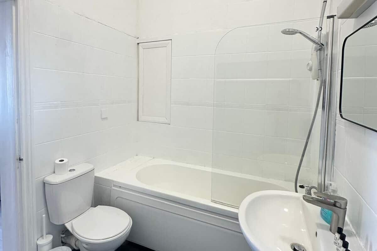 Standaard vierpersoonskamer, en-suite badkamer, uitzicht op zee | Badkamer | Een douche, handdoeken