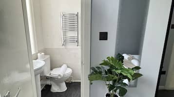 Standard Double Room, Ensuite | Bathroom | Shower, towels