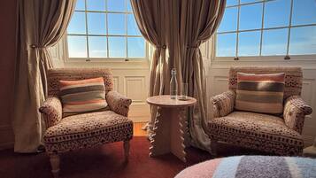 Deluxe Double Room, 1 Double Bed, Sea View | Living area | 32-inch TV with satellite channels