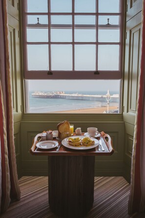 Chambre Double Luxe, 1 très grand lit, baignoire, vue mer | Restauration dans la chambre