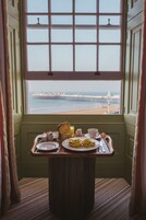 奢华双人房, 1 张特大床, 浴缸, 海景 | 客房内用餐