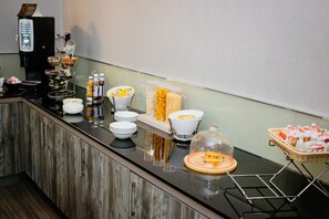 Déjeuner complet (9 GBP par personne)