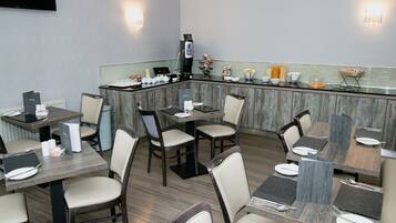 Daily full breakfast (GBP 9 per person)