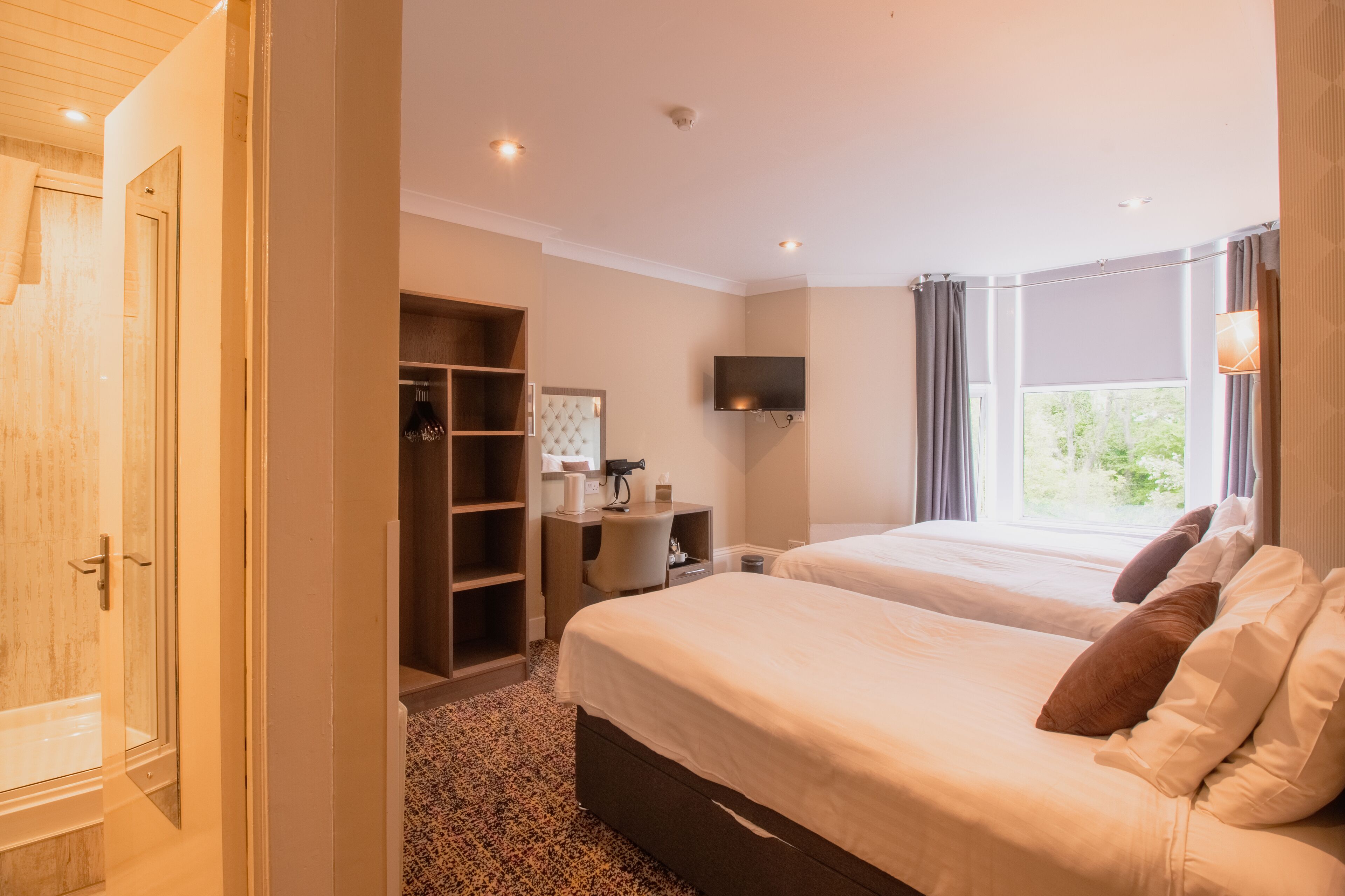 triple room | in-room safe, desk, iron/ironing board, free wifi