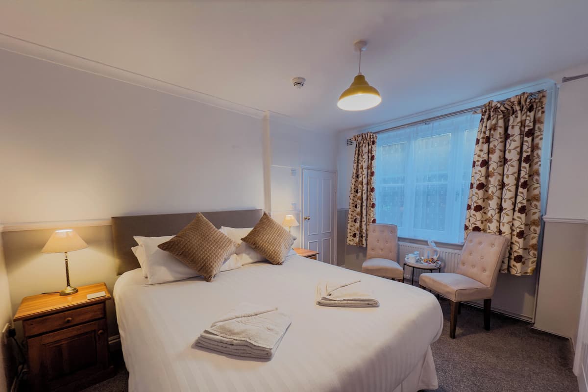 Double Room, 1 King Bed | In-room safe, desk, blackout drapes, iron/ironing board