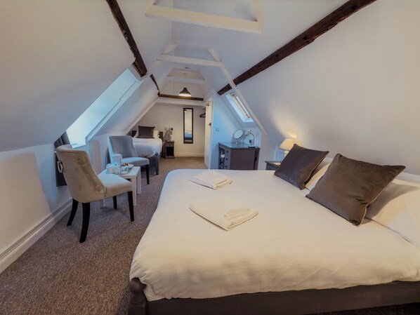 Chambre triple supĂ©rieure, Plusieurs lits (Attic) | Coffre-fort, bureau, rideaux dâobscurcissement