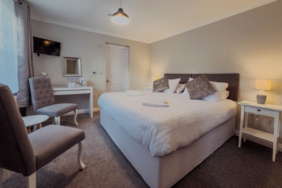Double Room, 1 Superking Bed | In-room safe, desk, blackout drapes, iron/ironing board