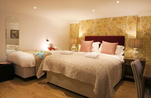 Tabla de planchar con plancha, wifi gratis y ropa de cama
