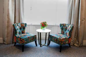 Área de estar no saguão