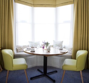 Desayuno buffet diario (GBP 12.00 por persona)