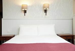 Desk, iron/ironing board, free WiFi, bed sheets - Lamb Hotel by Greene King Inns (Ely)