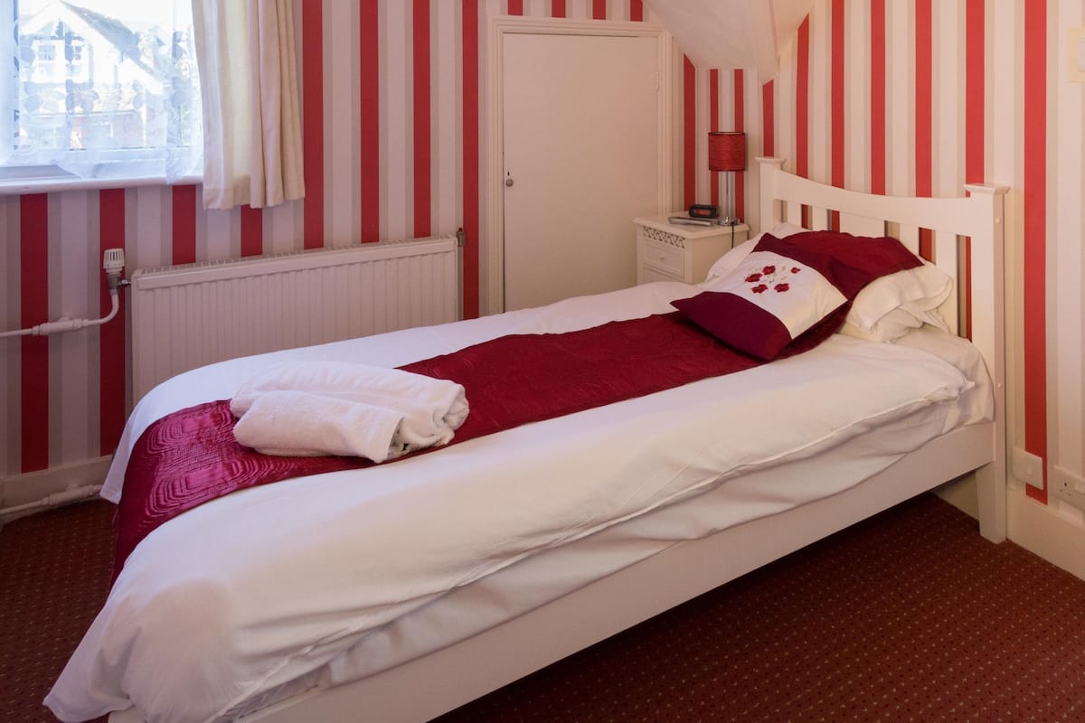 Comfort Single Room, Garden View | Minibar, desk, iron/ironing board, free cribs/infant beds