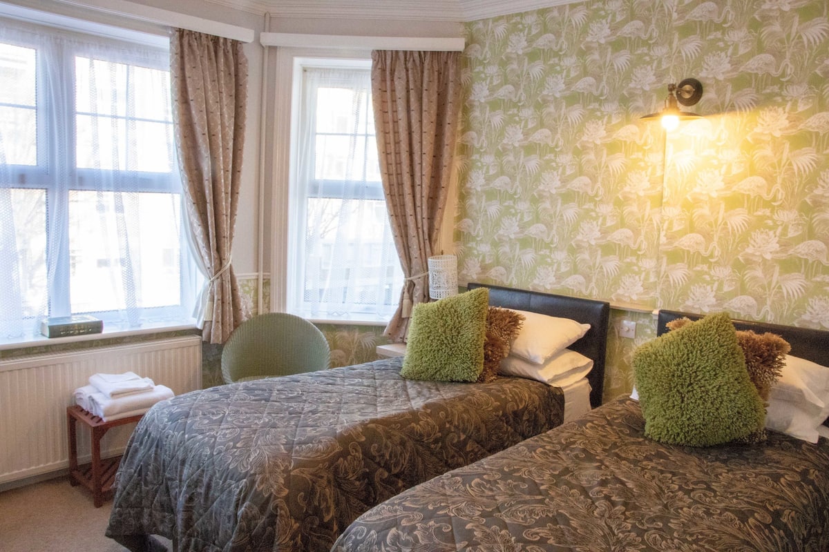 Classic Twin Room, Courtyard View | Minibar, desk, iron/ironing board, free cribs/infant beds