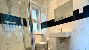 Superior Double Room | Bathroom | Hair dryer, towels - Atlanta Guesthouse (Eastbourne)