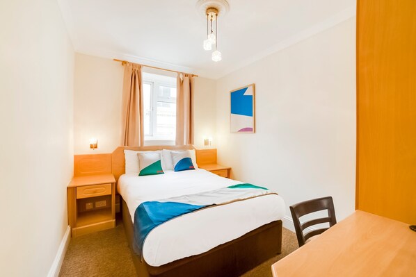 خزنة داخل الغرفة ومكتب ومكواة/لوح كي وواي فاي مجانًا