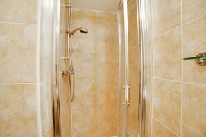 Habitación doble Deluxe, 1 cama matrimonial | Regadera en el baño