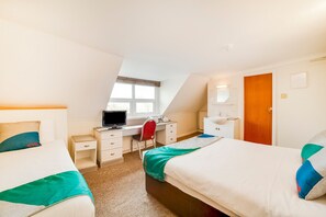 خزنة داخل الغرفة ومكتب ومكواة/لوح كي وواي فاي مجانًا