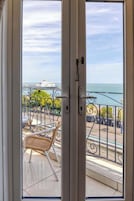 Quarto casal superior (Sea View Shared Balcony) | Individualmente decorados, individualmente mobiliados